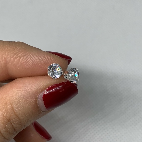 Jewelry - Swarovski Element round earrings